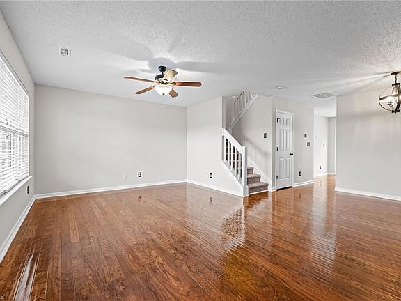 4th image of 150 Tannenbaum Cir