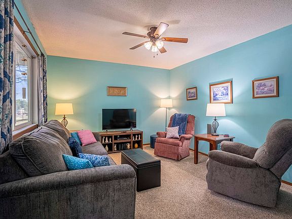 5th image of 1220 SE Adler Dr