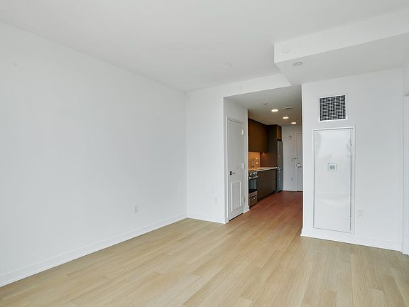 5th image of 18 6th Ave #4407
