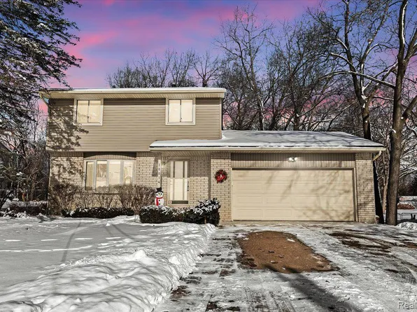 10014 Burgess Ct, White Lake, MI 48386