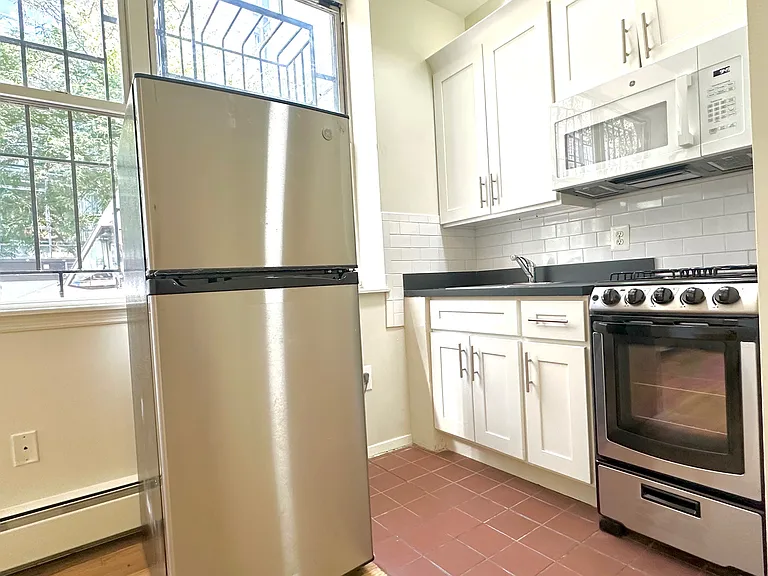 424 W 53rd St #1A — Photo 2