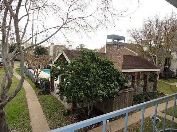 4th image of 3900 Woodchase Dr APT 46