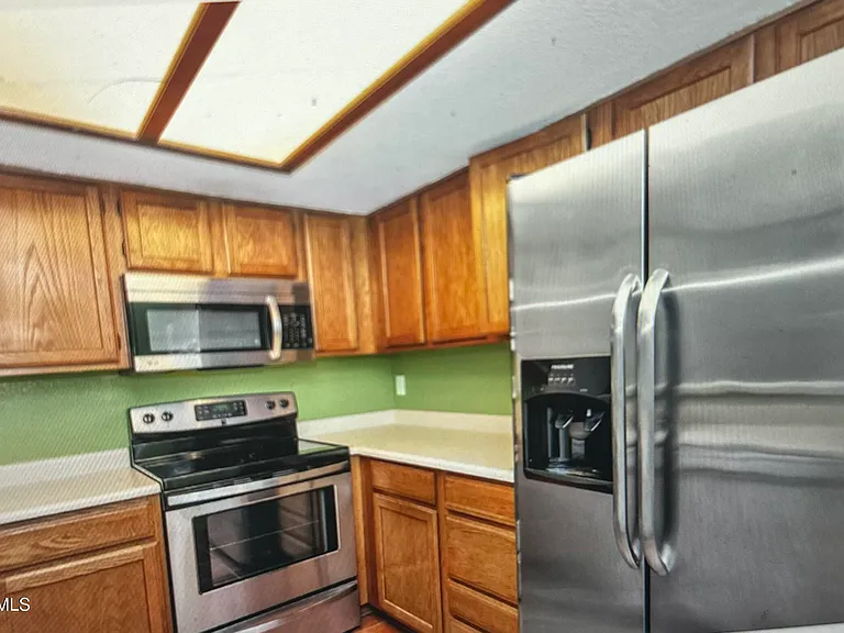 33 E Beck Ln — Photo 6