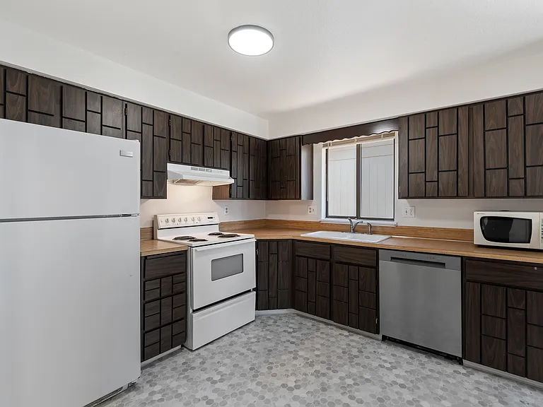 2052 S Leadville Ave — Photo 4