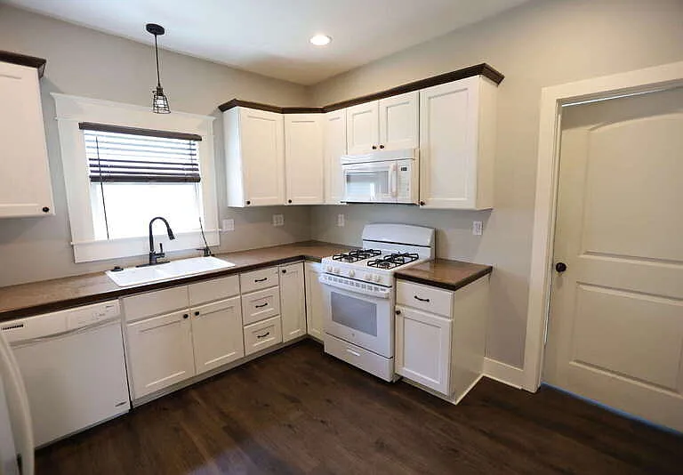 129 Diamond Ave SE — Photo 2