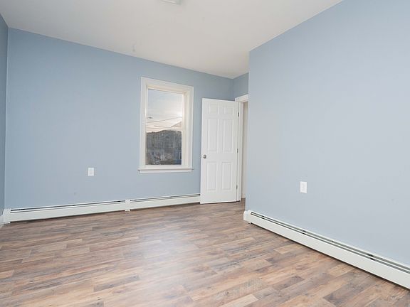 4th image of 6 Beacon St Floor 1