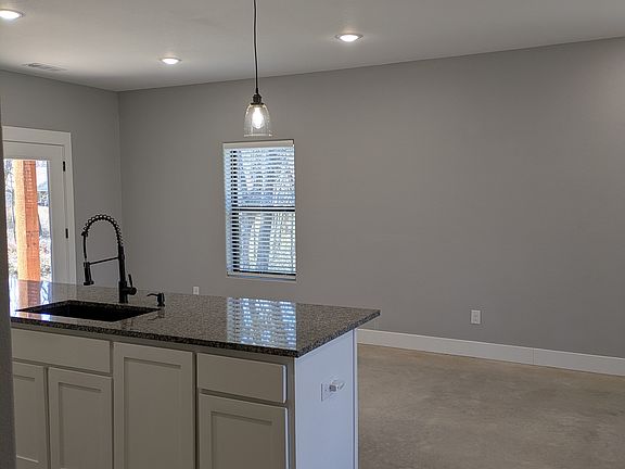 3rd image of 610 W Parnell St