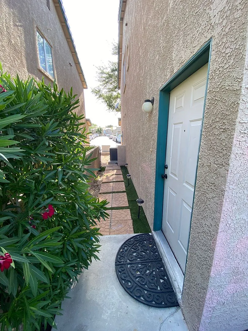 Americana Property Mgmt - Gated 2beds -2baths Townhouse In Spring Valley — Photo 4