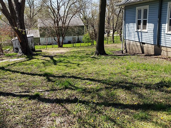 3rd image of 826 W 15th St
