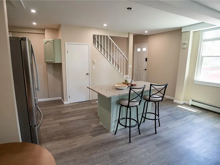 128 E Spruce St — Photo 3