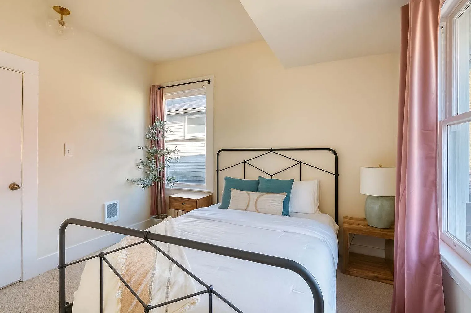 2 bed, 1.0 bath, 2012 sqft, $3,364 — Photo 3