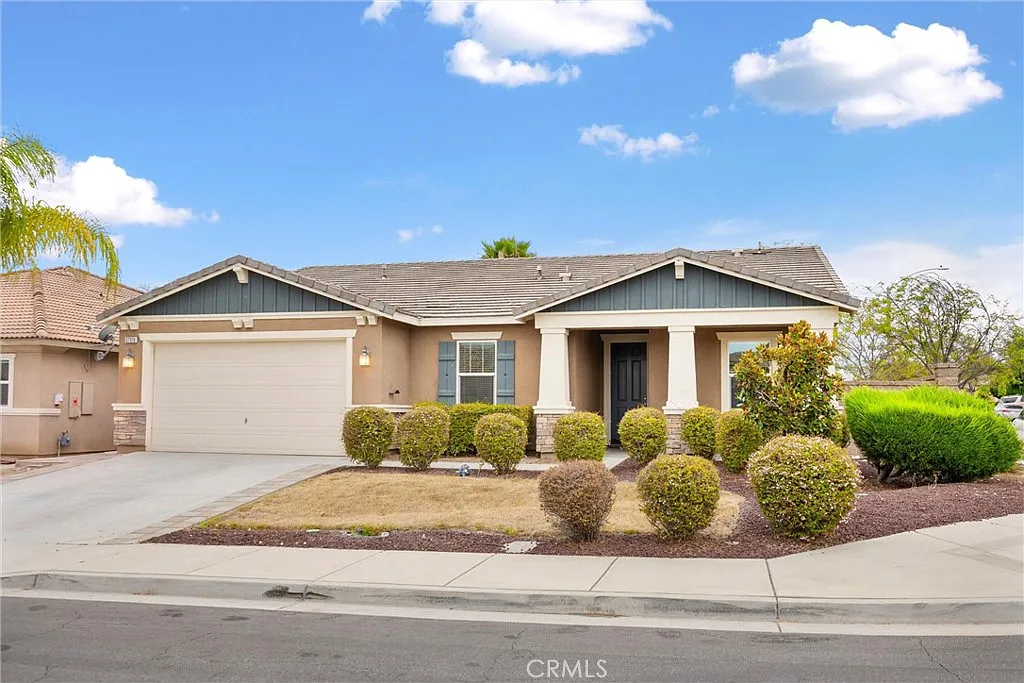 5 bed, 2.5 bath, 2189 sqft, $3,500 — Photo 2