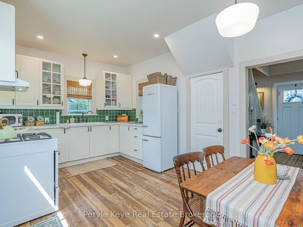 14 Milton St, Bracebridge, ON P1L 1G8