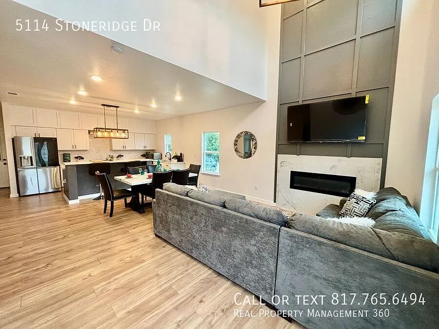 4 bed, 3.0 bath, 2302 sqft, $2,195 — Photo 2