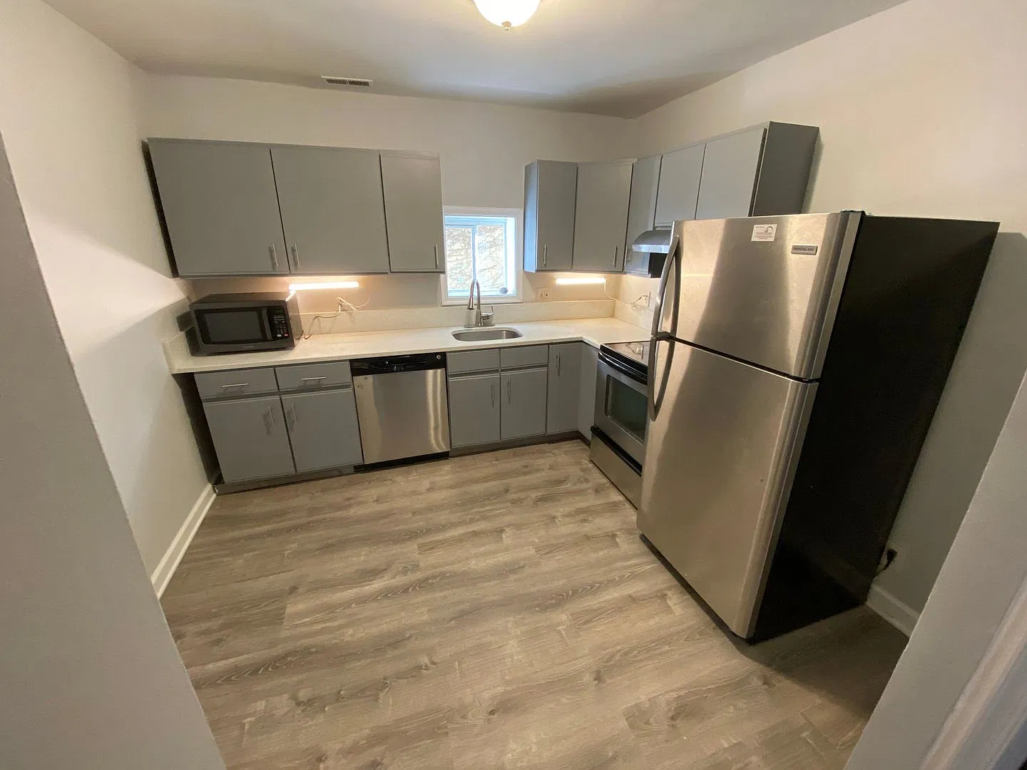 Lovely & Renovated Seton Hill 2bd + den/2ba CAC & W/D! Available 11/1 — Photo 4