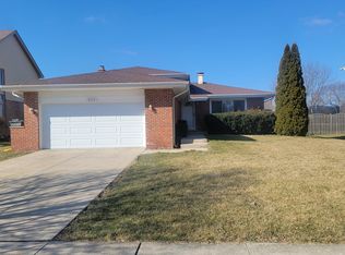 8216 Paddington Rd, Woodridge, IL 60517