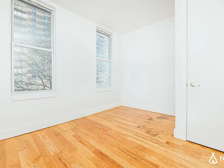 33 Montrose Ave #2R — Photo 8
