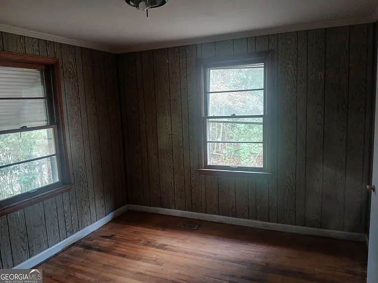 1387 Dewey St — Photo 3