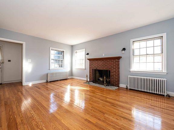 3rd image of 104 Bay Ave