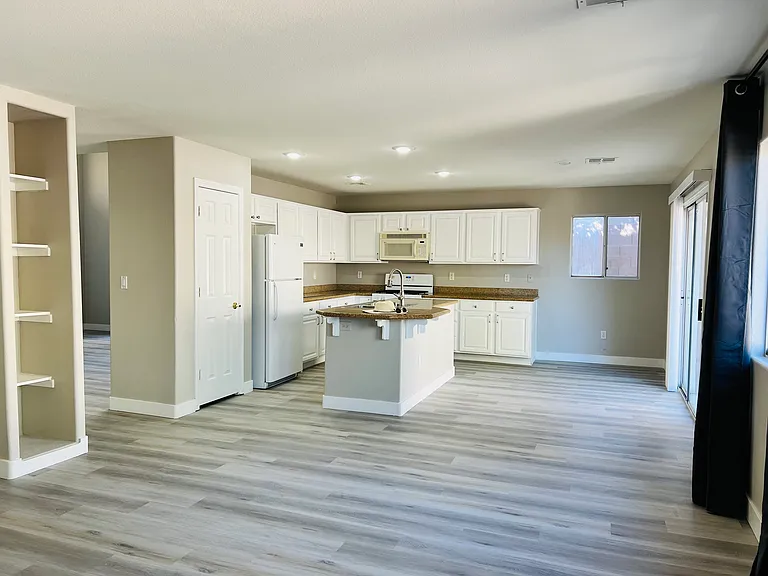 9742 W Tompkins Ave — Photo 4