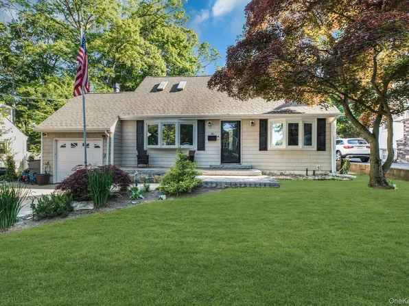 16 Davis Street, Melville, NY 11747