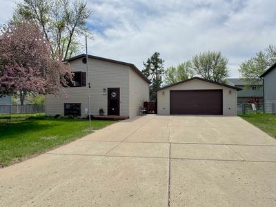 1417 Sunset Blvd, Minot, ND, 58703
