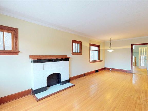 4th image of 215 N 10th Ave NE
