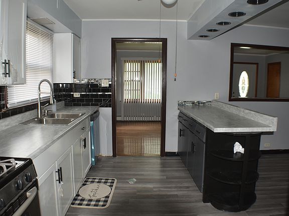 3rd image of 714 E 156th Pl