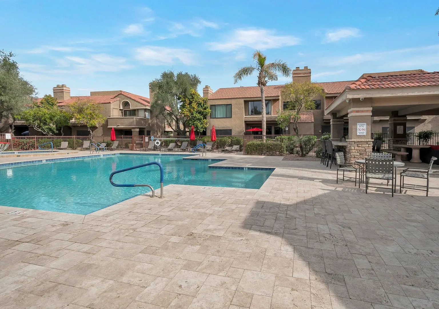 Stunning 2-bedroom, 2-bathroom house located in the desirable area of Scottsdale, AZ. — Photo 4
