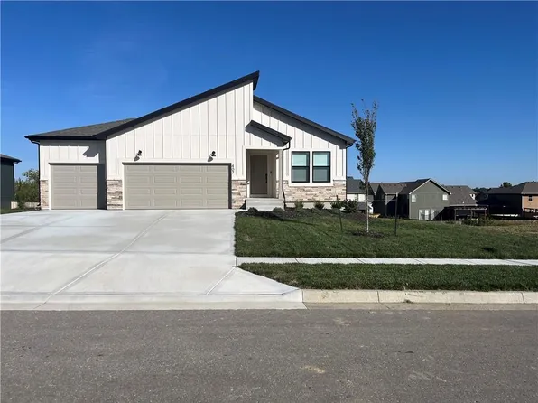 313 Woodview Dr, Raymore, MO 64083