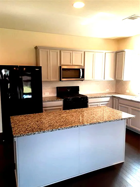 4 bed, 2139 sqft, $2,250 — Photo 4