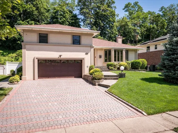 47 Stratford N, Roslyn Heights, NY 11577