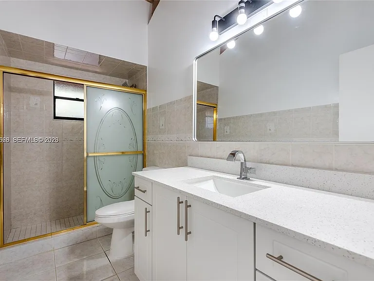 601 Leslie Dr — Photo 3