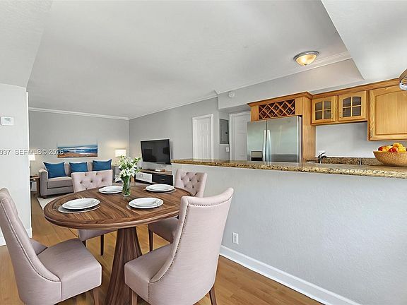 5th image of 924 SE 2nd St APT 27