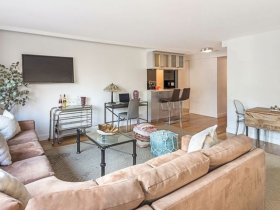 2nd image of 150 E 61st St APT 15A