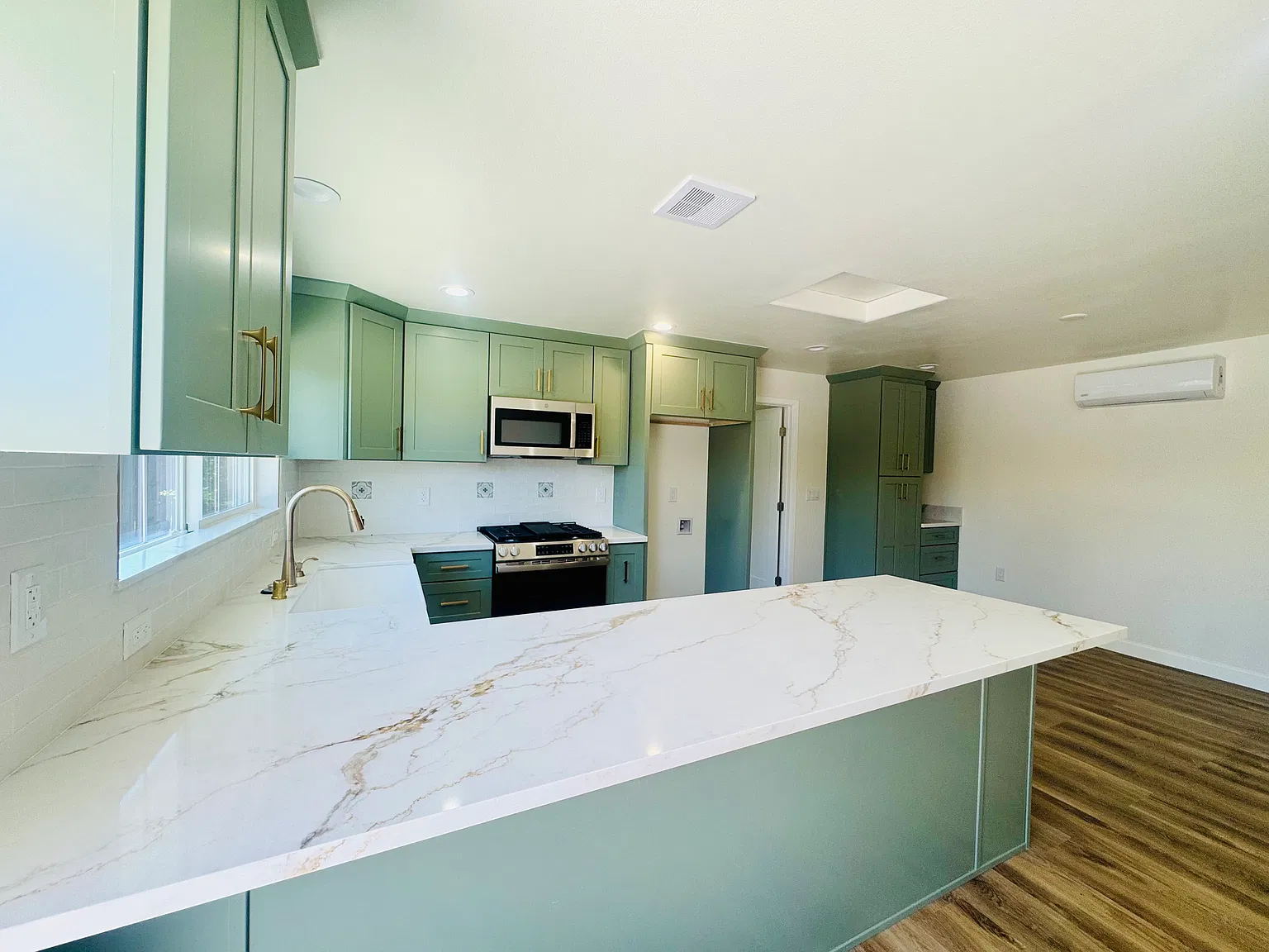 2 bed, 800 sqft, $3,000 — Photo 4