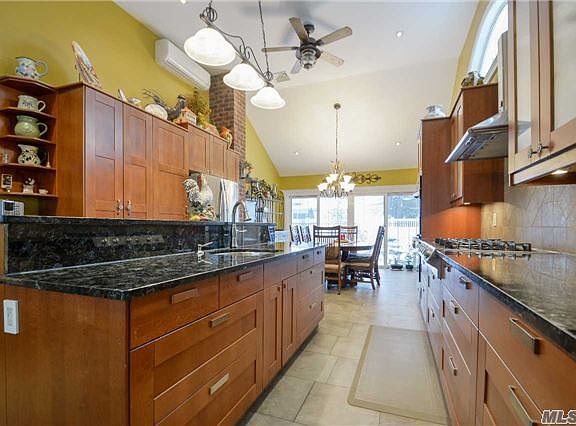 5th image of 9 Mohegan Dr