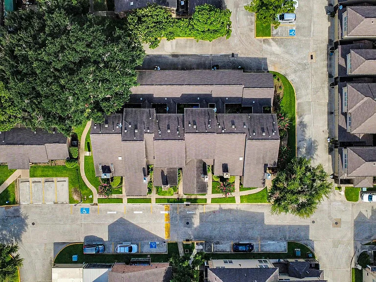 1022 Memorial Village Dr — Photo 2