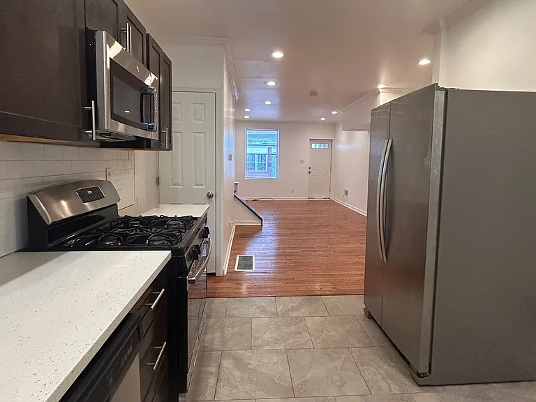 2233 Bonaffon St — Photo 6