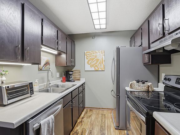 3rd image of 26 10th St W Unit 610