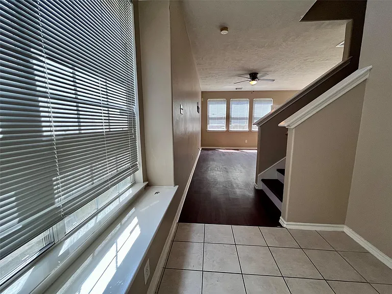 2811 Hackamore Hollow Ln — Photo 2