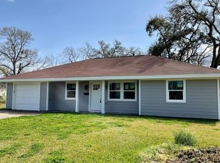 120 Holly St, Lake Jackson, TX 77566