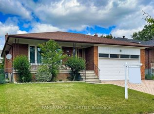 28 Longbourne Dr #9, Toronto, ON M9R 2M6