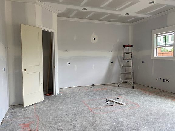 4th image of 331 Somers Ln