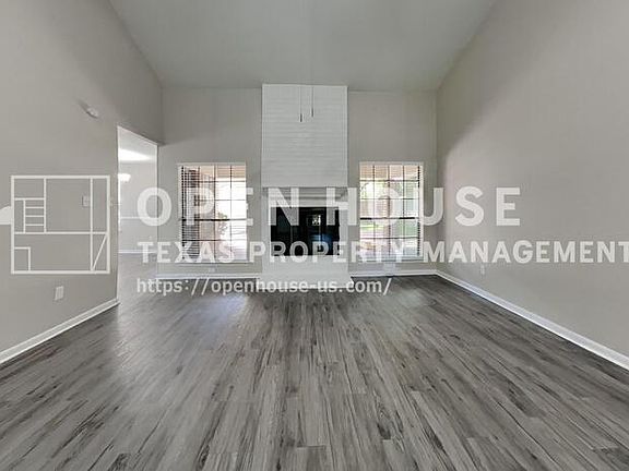 3rd image of 2811 Pineleaf Dr