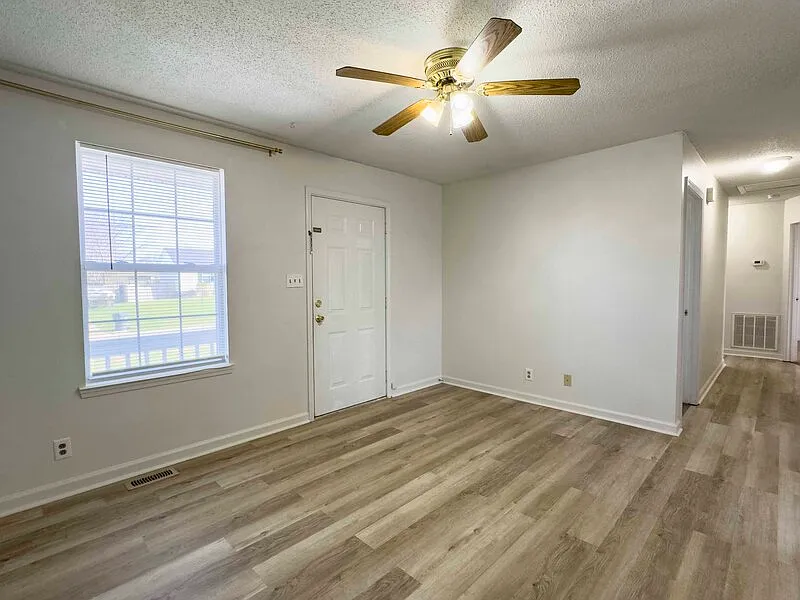3 bed, 1.5 bath, 957 sqft, $1,230 — Photo 4