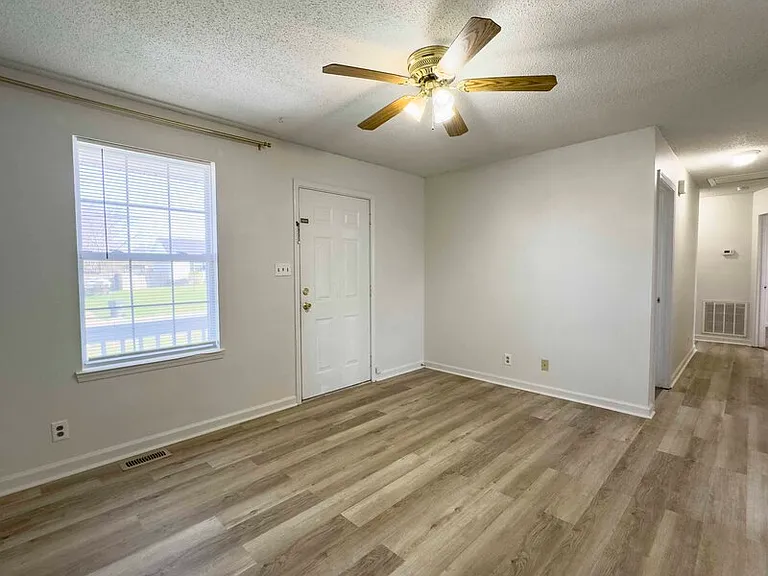 1028 Bush Ave — Photo 4