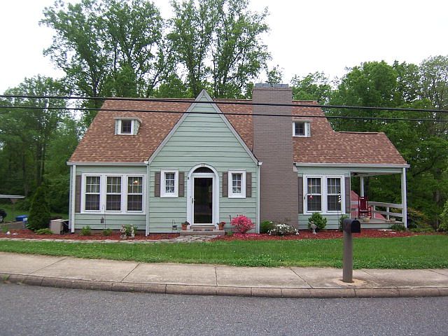 1st image of 318 E Main St