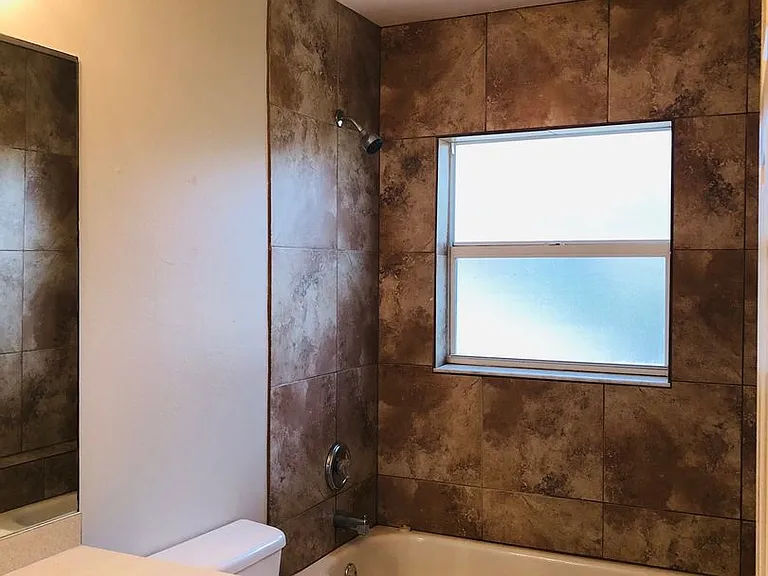 1031 SE 24th Ave — Photo 13