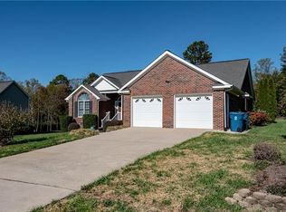 1465 Sweetbriar Ln, Hickory, NC 28602